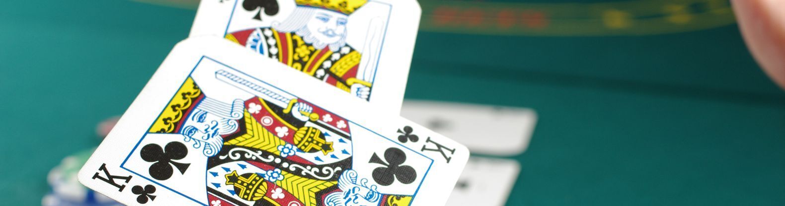During online Texas Hold’em Poker play, decks are digitally shuffled after every hand, ensuring total randomness and fairness akin to physically shuffled decks.