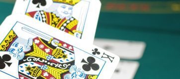 Tips on determining the right moment to fold during a Texas Hold'Em game.